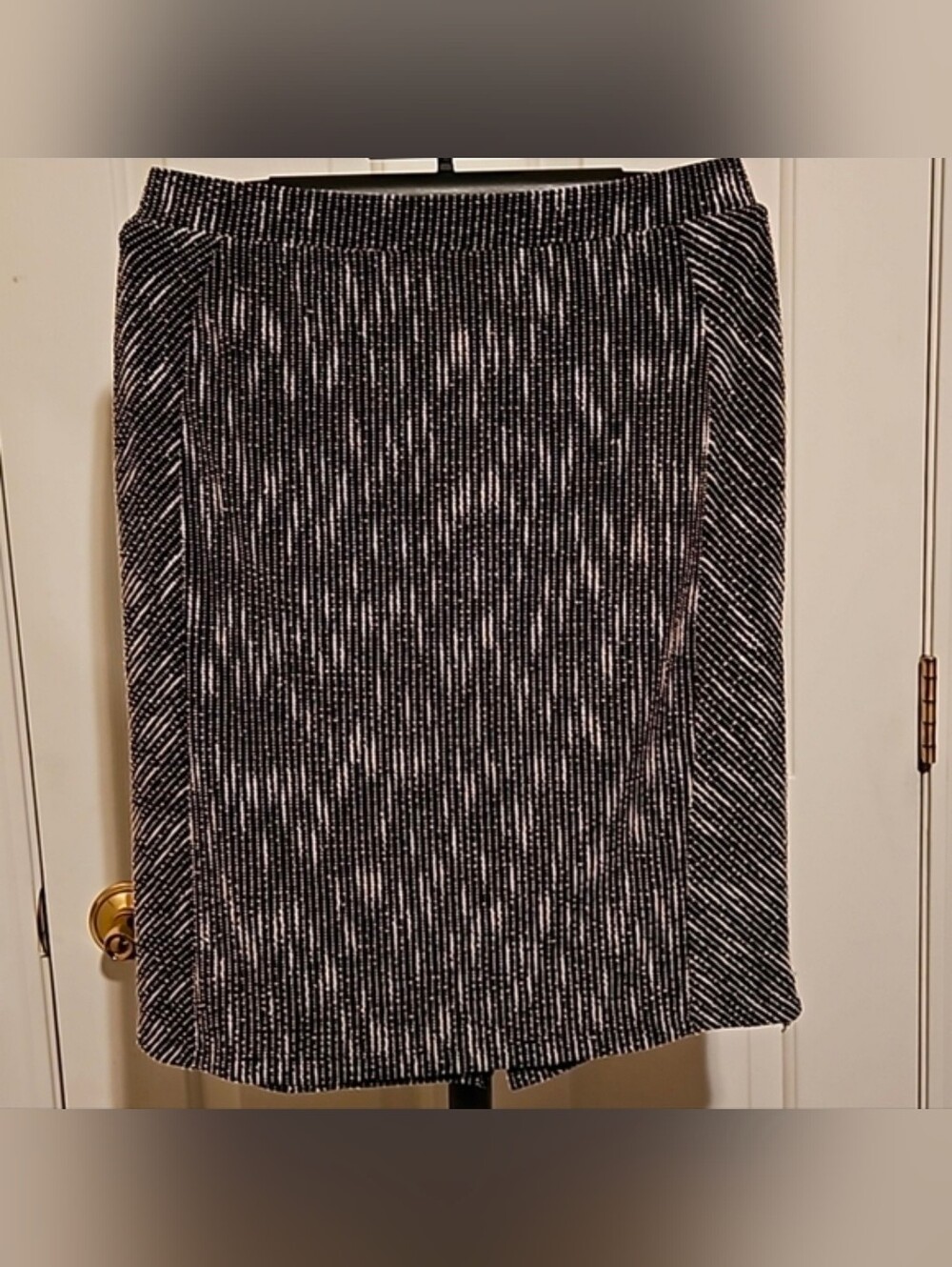 Banana Republic Textured Pencil Skirt Women's sz 14 Flattering Pattern NWT